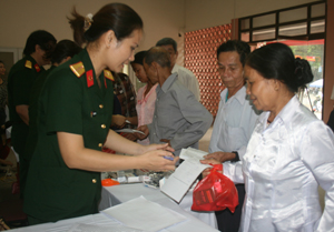 Phòng LĐ-TB&XH TP Hòa Bình phối hợp với Bệnh viện 103 quân đội tổ chức khám, chữa bệnh, cấp thuốc miễn phí cho đối tượng người có công. (Ảnh Đinh Hoà)